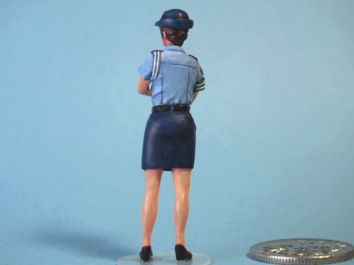 Amazon | オーロラモデル 1/32フィギュア 婦人警官 | フィギュア